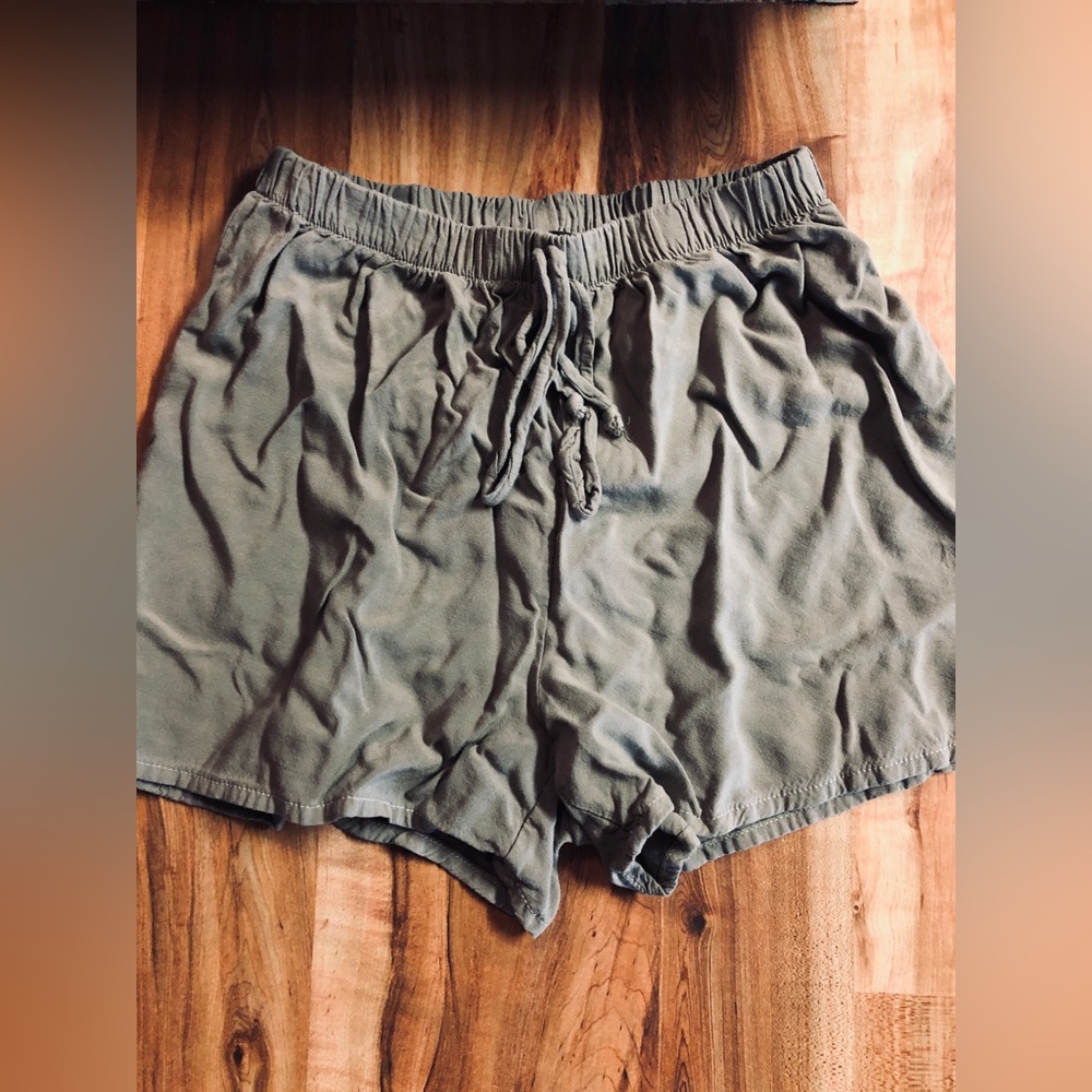 VERY WRINKLY RUE 21 flowy shorts